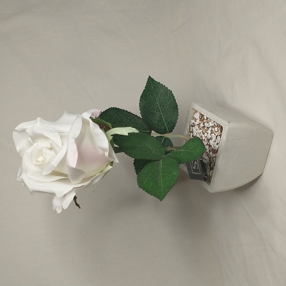 🏠 White Faux Floral Rose Planter
